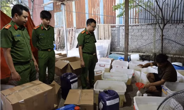 Triệt phá đường dây tự pha chế sữa tắm, dầu gội, thu giữ gần 30.000 sản phẩm giả