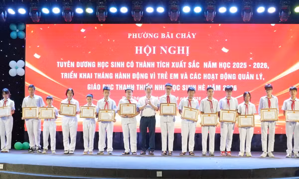 Phường Bãi Cháy: Phát động Tháng hành động vì trẻ em 2026 và tuyên dương học sinh tiêu biểu 