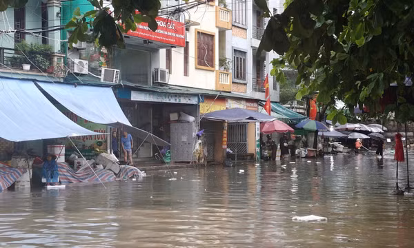 Ngập úng cục bộ do mưa lớn, người dân chủ động đảm bảo an toàn