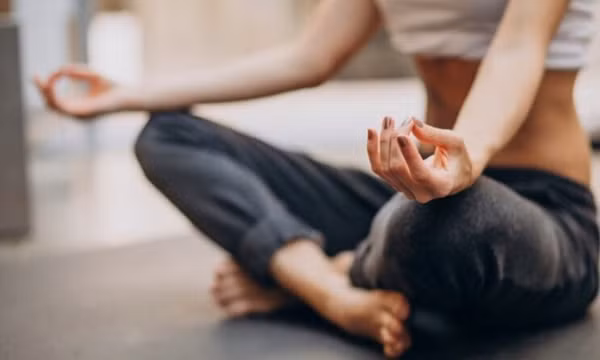 Tập yoga buổi sáng hay buổi tối tốt hơn cho sức khỏe