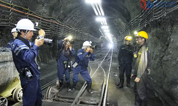 Chuyện phóng viên tác nghiệp dưới lò