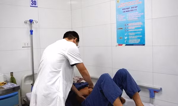 Suýt hoại tử ruột sau khi tập gập bụng