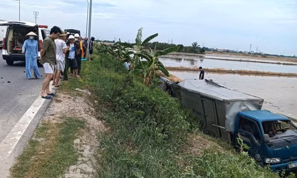 Tài xế dương tính ma túy lái taxi húc bay xe tải xuống vệ đường