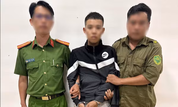Tạm giữ đối tượng dùng kiếm chém cha ruột, ném bom xăng vào công an