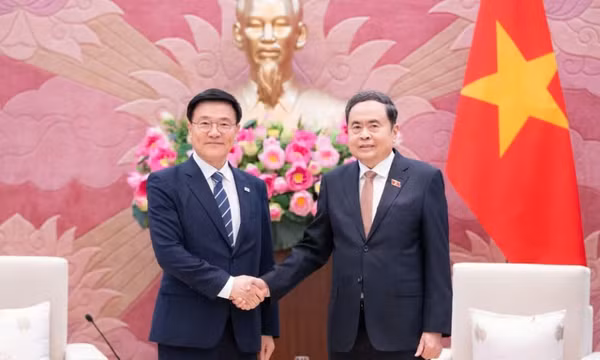 Chủ tịch Quốc hội tiếp Đoàn đại biểu Viện nghiên cứu kinh tế Kimhakmin E-roun