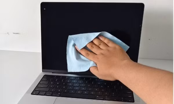 Có nên dùng dung dịch lau kính để vệ sinh màn hình máy tính?