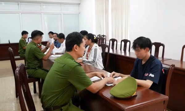 Khởi tố 3 thiếu niên bốc đầu xe, lạng lách ở Huế
