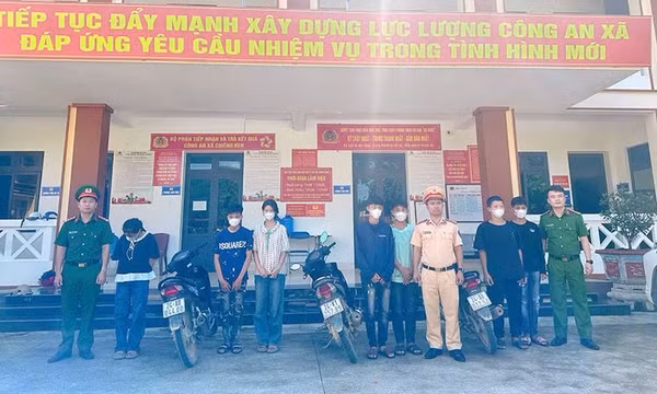 Nhóm học sinh đầu trần, quay clip vi phạm giao thông để "câu view"