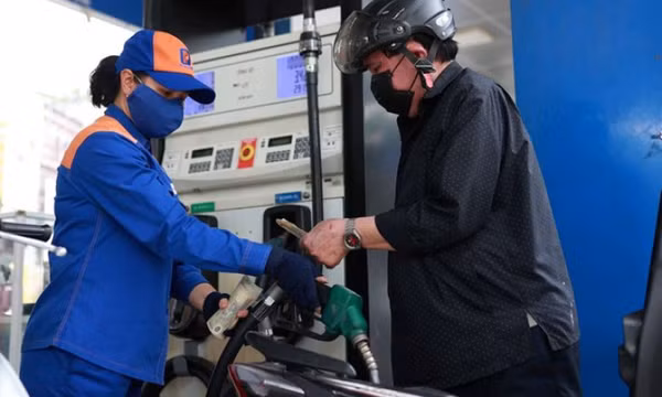 Giá xăng giảm mạnh, dầu diesel giảm gần 10.000 đồng/lít
