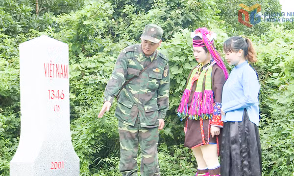 Cán bộ, chiến sĩ quân hàm xanh học tiếng DTTS