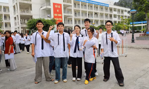 Đề thi Ngữ văn giàu tính thời sự