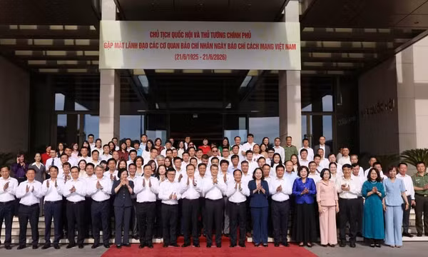 Thủ tướng Chính phủ và Chủ tịch Quốc hội gặp mặt lãnh đạo các cơ quan báo chí