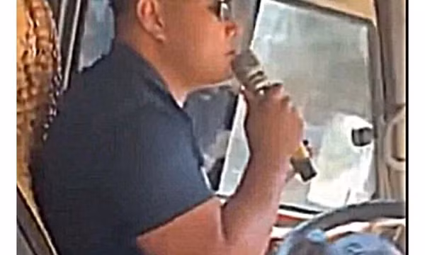 Tài xế vừa hát karaoke vừa lái xe khách ở Nghệ An bị phạt 5,9 triệu đồng