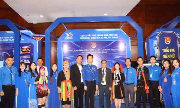 Đồng chí Nguyễn Chí Thành cùng Đoàn đại biểu tỉnh dự Đại hội Đoàn toàn quốc