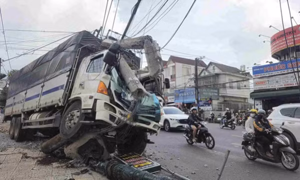 Xe tải tự trôi tông gãy trụ điện trên Quốc lộ 20 ở Lâm Đồng