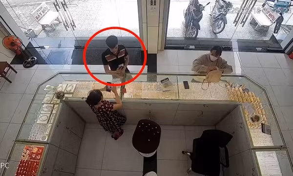 Bị bắt vì dùng app tạo thông báo chuyển tiền giả để lừa nhiều chủ cửa hàng