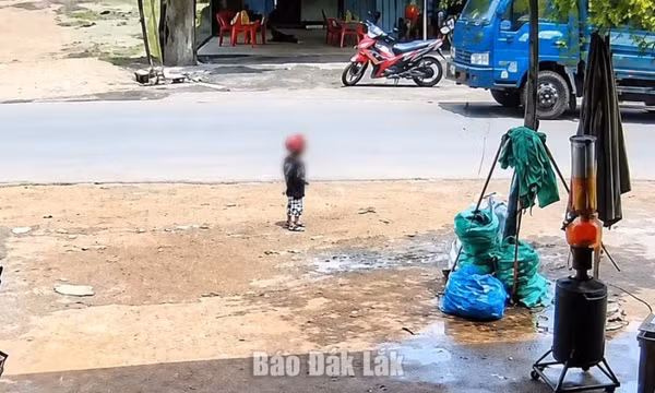 Bé trai 3 tuổi băng qua đường bị xe tải tông tử vong