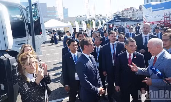 Thủ tướng Lê Minh Hưng thăm Triển lãm thành tựu “Sản xuất tại Tatarstan”