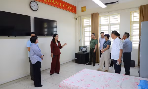 Kiểm tra công tác chuẩn bị kỳ thi tốt nghiệp THPT 2026 tại điểm thi Trường THPT Hòn Gai