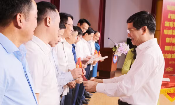 Bế giảng lớp bồi dưỡng, cập nhật kiến thức cho đội ngũ cán bộ thuộc diện Ban Thường vụ Tỉnh ủy quản lý