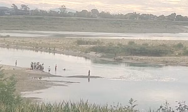 Tìm kiếm 2 nam sinh mất tích khi tắm trên sông Lam