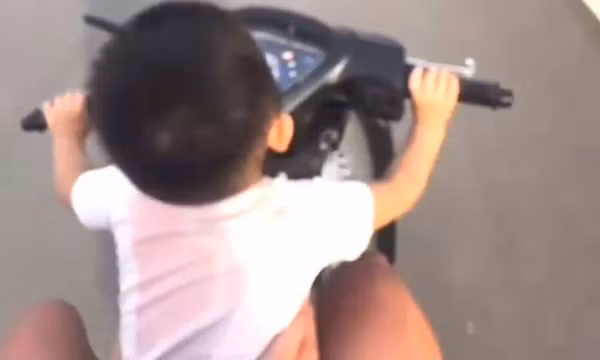 Xử phạt thiếu niên 17 tuổi để em trai 2 tuổi cầm lái xe máy