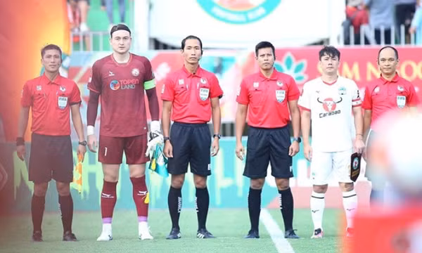 Hai trọng tài FIFA Singapore điều hành trận play-off tranh suất đá V.League