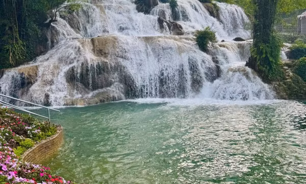 Loạt thác nước tự nhiên tạm dừng đón khách