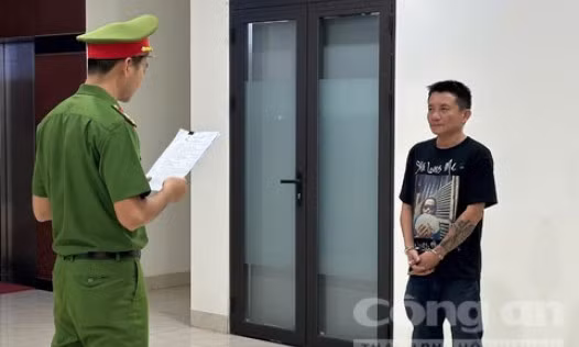 Tạm giữ tài xế say rượu lái ôtô tông vào quán nhậu, gây náo loạn trên đường, chống đối lực lượng chức năng