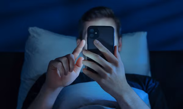 Giữ khoảng cách chuẩn với điện thoại bao nhiêu để bảo vệ mắt và cột sống?