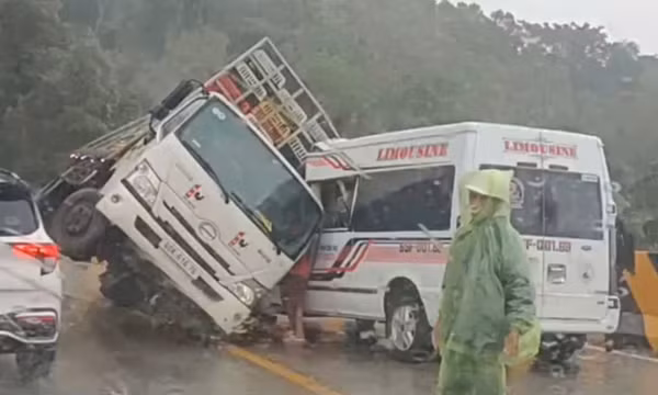 Xe tải nghiêng đè lên ô tô khách trên cầu cạn ở đèo Đại Ninh