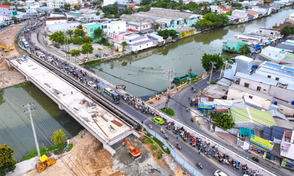 Tai nạn trên cầu dẫn vào trung tâm phường Rạch Giá gây ùn tắc giao thông