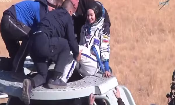 Đoàn làm phim Nga trở về từ ISS