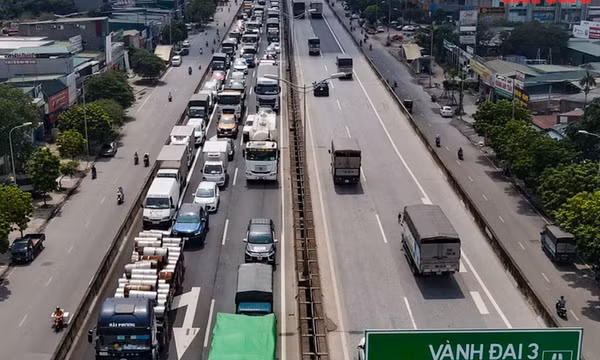 Tai nạn liên hoàn gây ùn tắc kéo dài trên đường vành đai 3