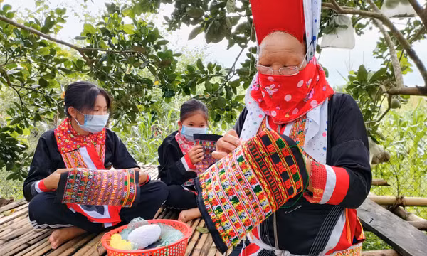 Người phụ nữ 40 năm gắn bó với nghề thêu truyền thống