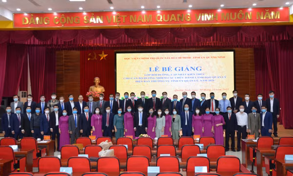 Bế giảng lớp Bồi dưỡng, cập nhật kiến thức cho cán bộ đương nhiệm các chức danh lãnh đạo, quản lý diện BTV Tỉnh ủy quản lý