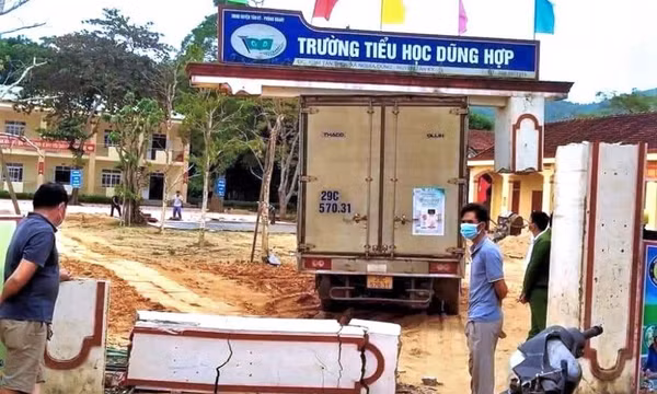 Ôtô tải kéo sập cổng trường