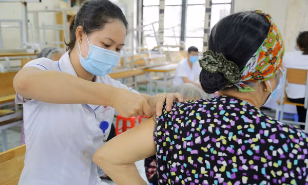 Hơn 117.000 người đã hoàn thành mũi thứ 2 vắc-xin phòng Covid-19