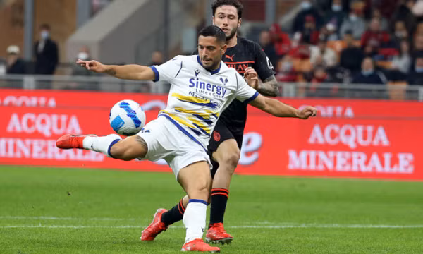 Milan soán ngôi đầu Serie A