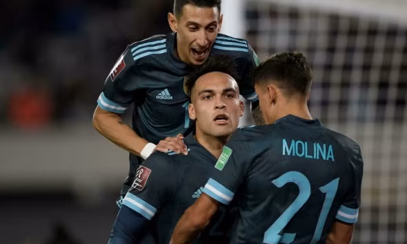 Messi bất lực, Argentina thắng nhọc Peru