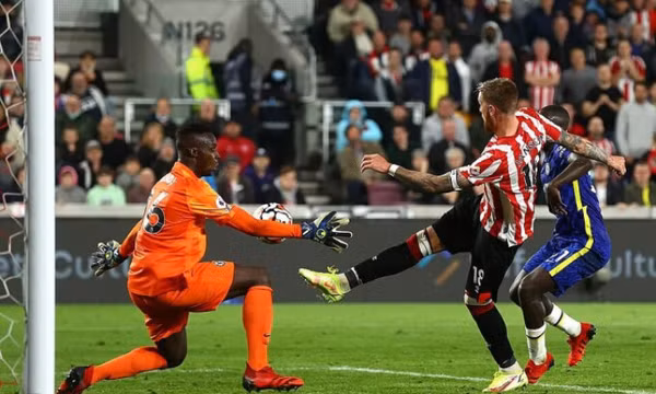Chelsea thắng hú vía Brentford
