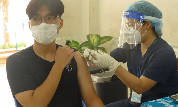 TPHCM sẽ tiêm nhắc mũi 3 vaccine phòng COVID-19 cho nhóm nguy cơ cao