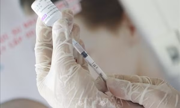 Một PGD Trung tâm Y tế bị kỷ luật vì để con 17 tuổi tiêm vaccine ngừa COVID-19