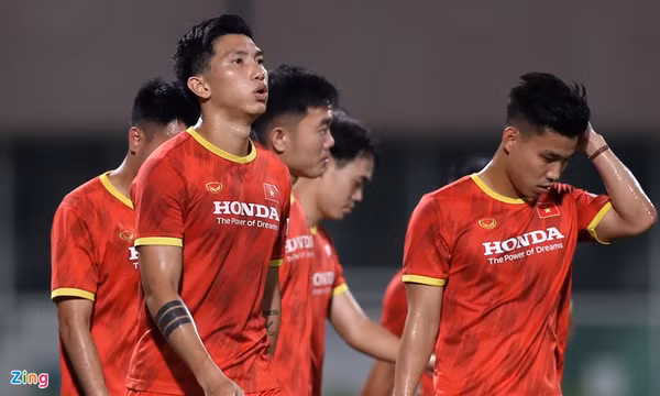 Văn Hậu sẽ sang Hàn Quốc phẫu thuật vào tháng 11