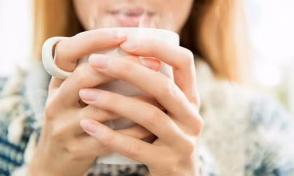  Mùa mưa lạnh đã đến, 10 lợi ích tuyệt vời của việc uống và dùng nước ấm
