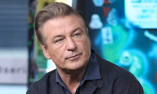 Tài tử Alec Baldwin bắn chết người trên phim trường