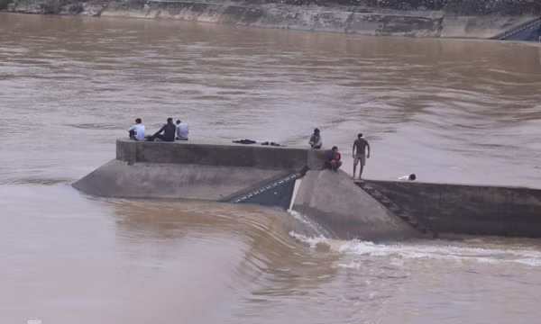 Phó giám đốc Sở cùng 6 người mắc kẹt giữa đập thủy lợi