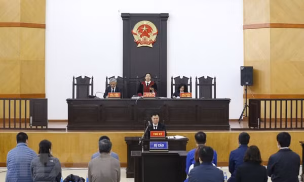 Phạt 3 năm tù cựu cán bộ công an thuê người tạt axít cấp dưới