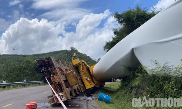 Lật xe chở điện gió khi lên đèo An Khê, người đi đường hốt hoảng