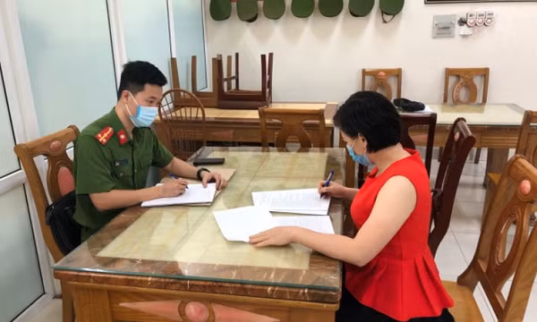 Tiếp nhận đối tượng truy nã ra đầu thú